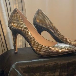 10M Vince Camuto Gold Silver metallic pump pointy